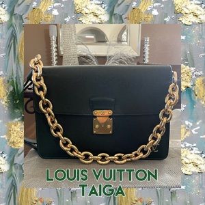Louis Vuitton Taiga Kourag Green Leather Clutch or Shoulder with chain